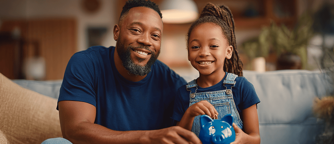 Pai e filha colocando moedas em um cofrinho em formato de porquinho na cor azul