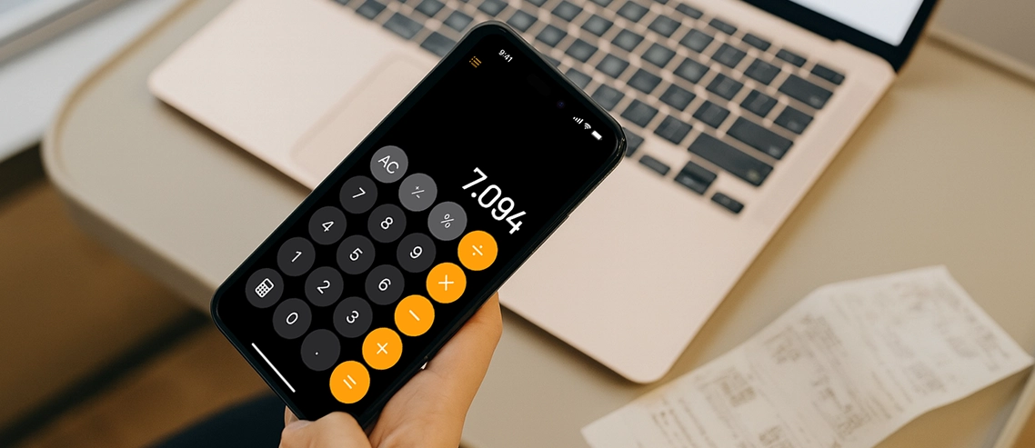 Blog RecargaPay | Afinal, qual é o melhor investimento? Entenda tudo em 13 pontos Mão segurando celular com a calculadora fazendo contas