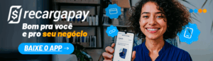 Blog RecargaPay | Qual é o prazo de pagamento de cada método de cobrança do RecargaPay? Pessoa usando o app RecargaPay no celular