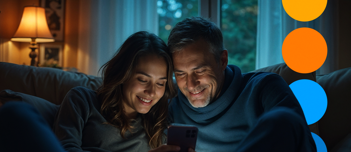 Casal mexendo no celular juntos no escuro