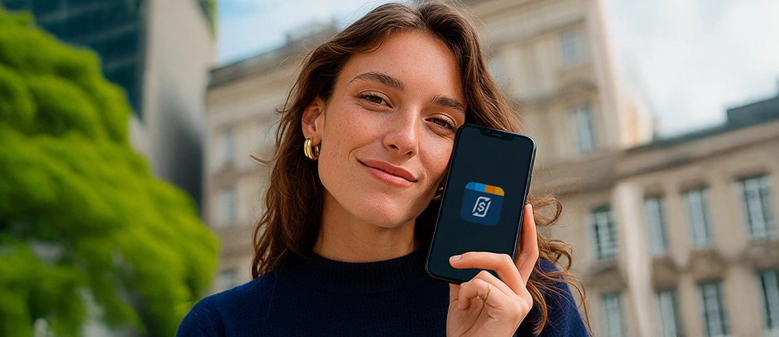 Mulher mostrando o RecargaPay no seu celular