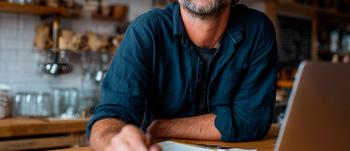 Empreendedor atrás de um balcão