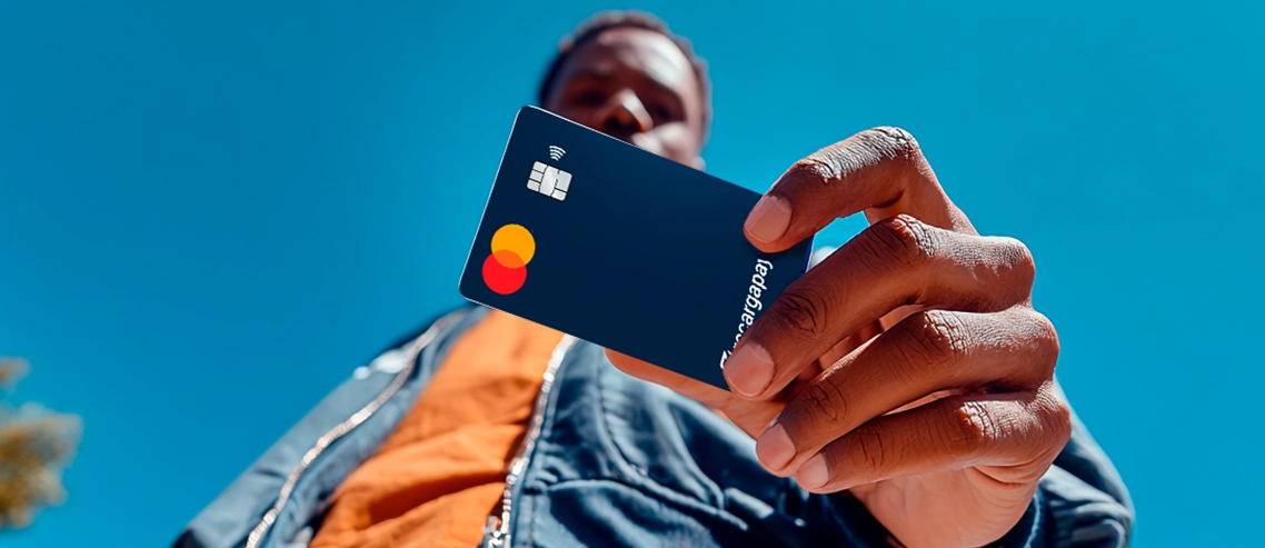 Pessoa segurando o cartão de crédito RecargaPay